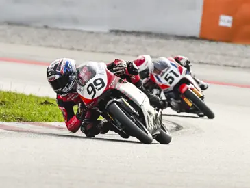 Remy Sanjuan en bataille sur la piste